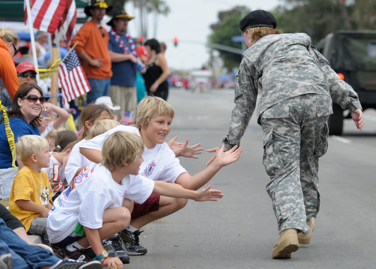 Mientras en muchos países los desfiles militares los días de fiesta nacional son una tradición, en EEUU no es lo usual, aunque suele darse que grupos de veteranos forme parte de algún pequeño desfile local el Día de la Independencia. En la fotografía Ethan Kemp, veterana del ejército un desfile en Huntington Beach, California, el 4 de julio de 2010.