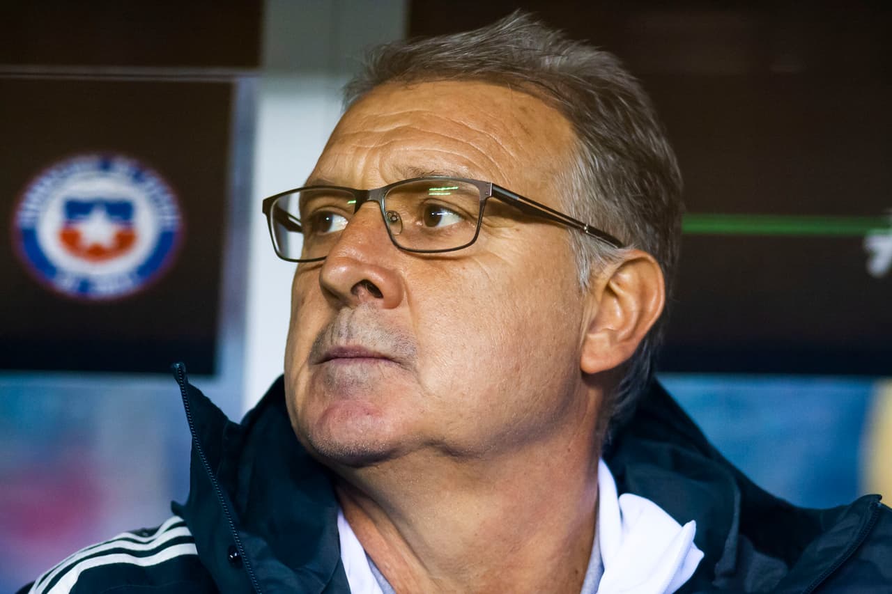 El entrenador argentino lucía tranquilo y así se mostró en posterior a su camino rumbo al banquillo tricolor.