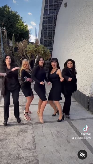 Ella y
<b><a href="https://www.univision.com/famosos/corona-de-lagrimas-2-inicia-grabaciones-primeras-imagenes-fotos" target="_blank">sus compañeras de 'Corona de esperanza'</a></b> (antes 'Corona de lágrimas 2'), Maribel Guardia, África Zavala, Raquel Garza y Roxana Castellanos han publicado distintos videos tanto en Instagram como en TikTok en donde se ponen a bailar.