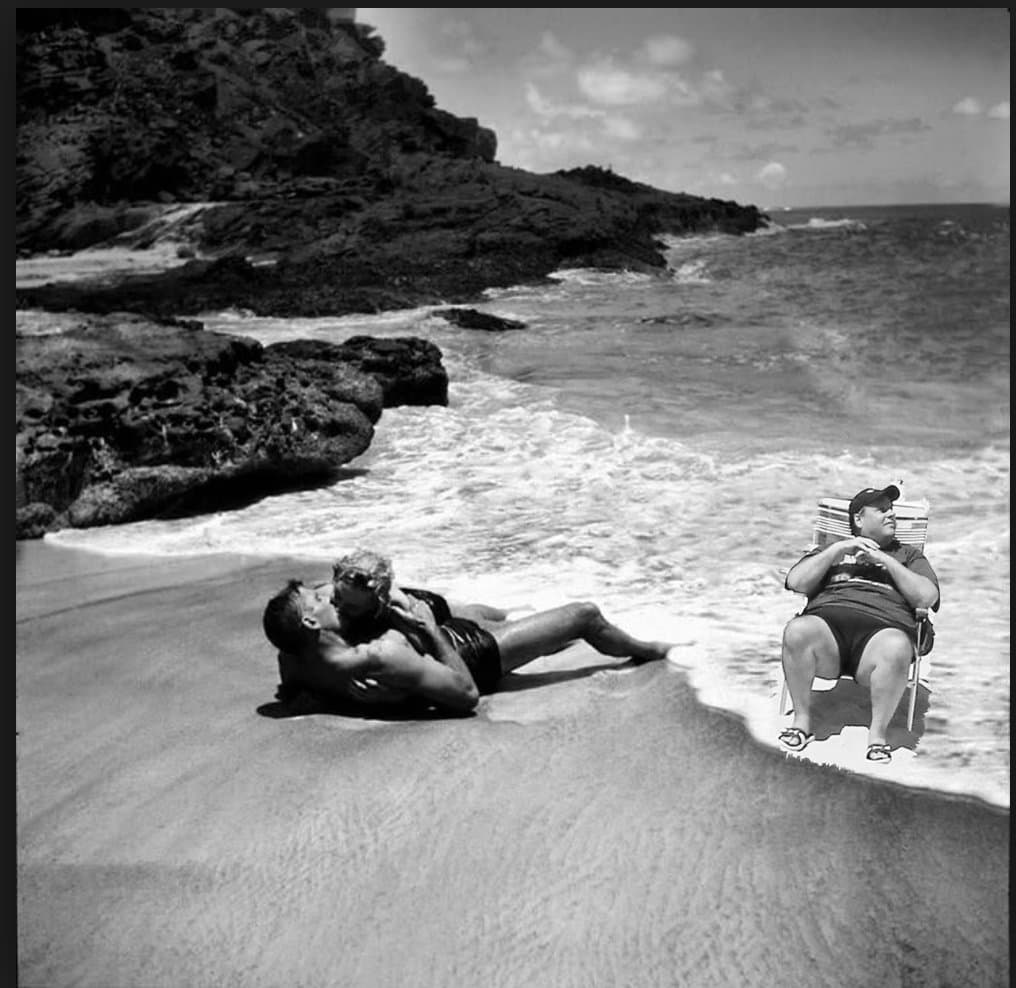 Aunque en este mira hacia el lado, el gobernador 'invade' la privacidad de Burt Lancaster y Deborah Kerr en el film 'De aquí a la eternidad'.