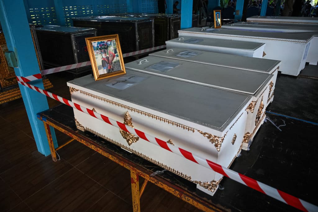 Además de los niños, entre las víctimas están miembros del personal de la guardería que almorzaba fuera del centro y los que intentaron impedirle la entrada. También mató en la huida a un niño y otros adultos.