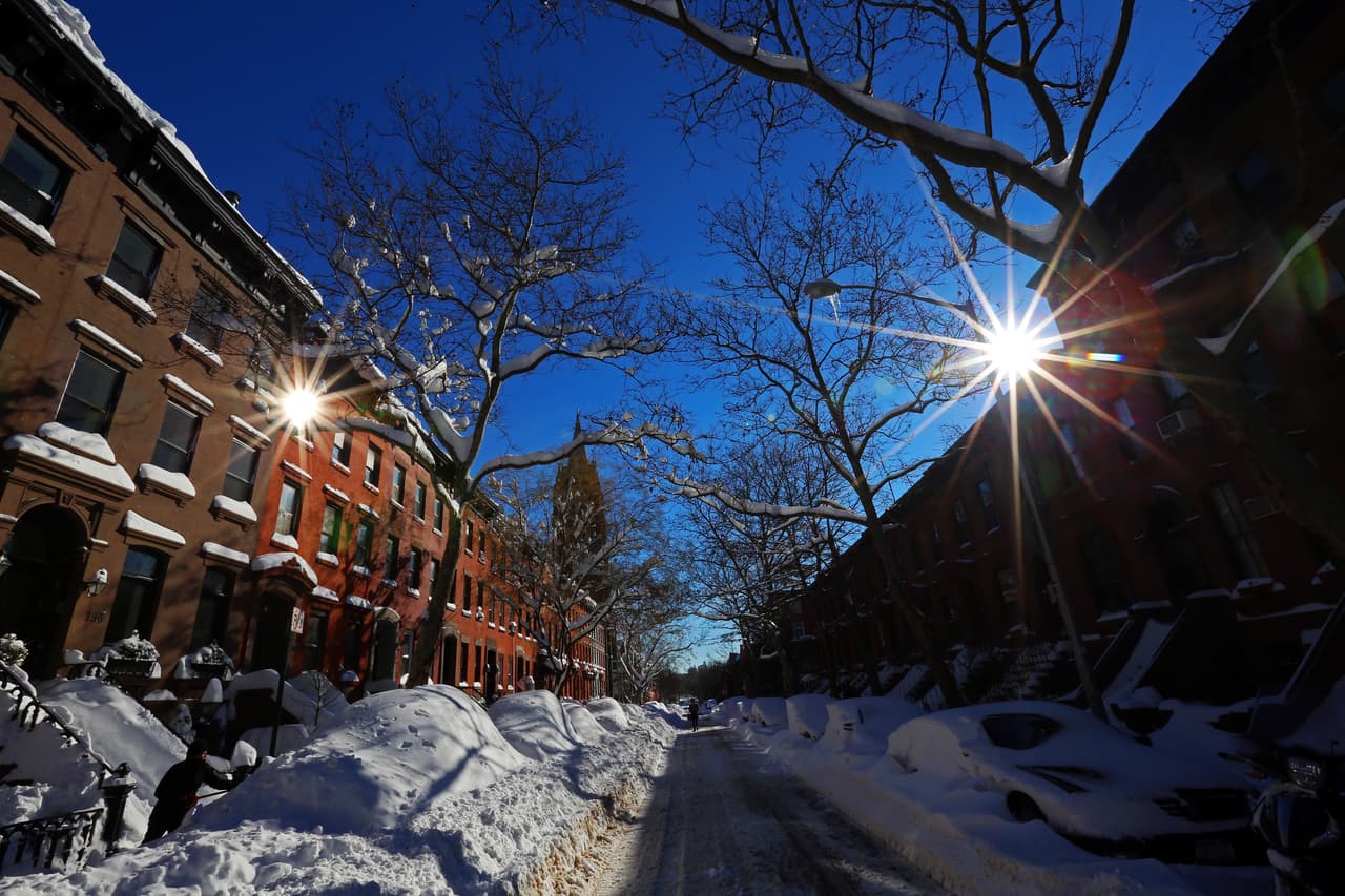 Nueva York amaneció con sol y cielo azul.
