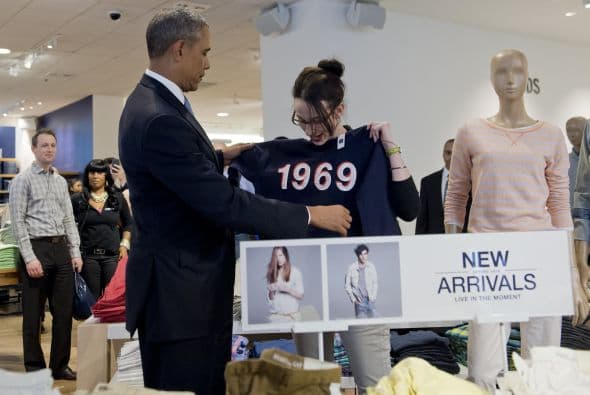 Para Michelle la vendedora sugirió una sudadera con capucha, pero Obama respondió que la primera dama no suele llevar ese tipo de prenda, así que se decidió por una chaqueta de gimnasia azul.