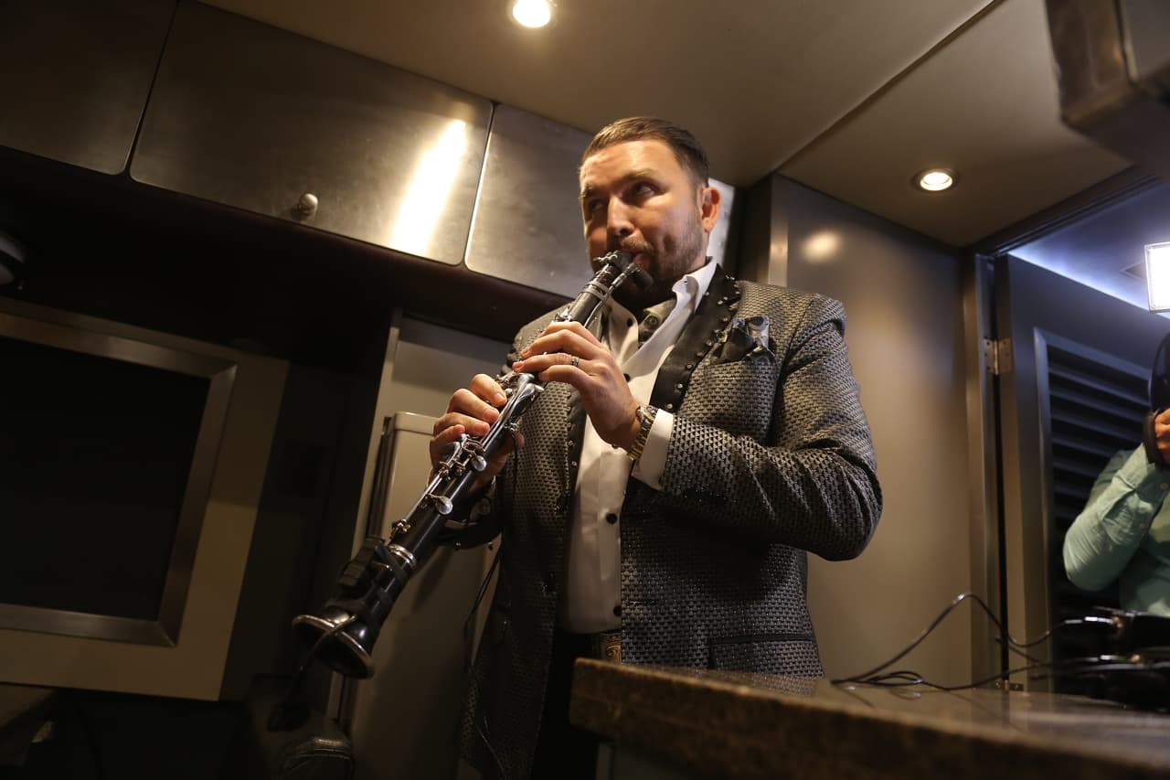 Incluso ensaya un poco con el clarinete antes de salir del autobús.