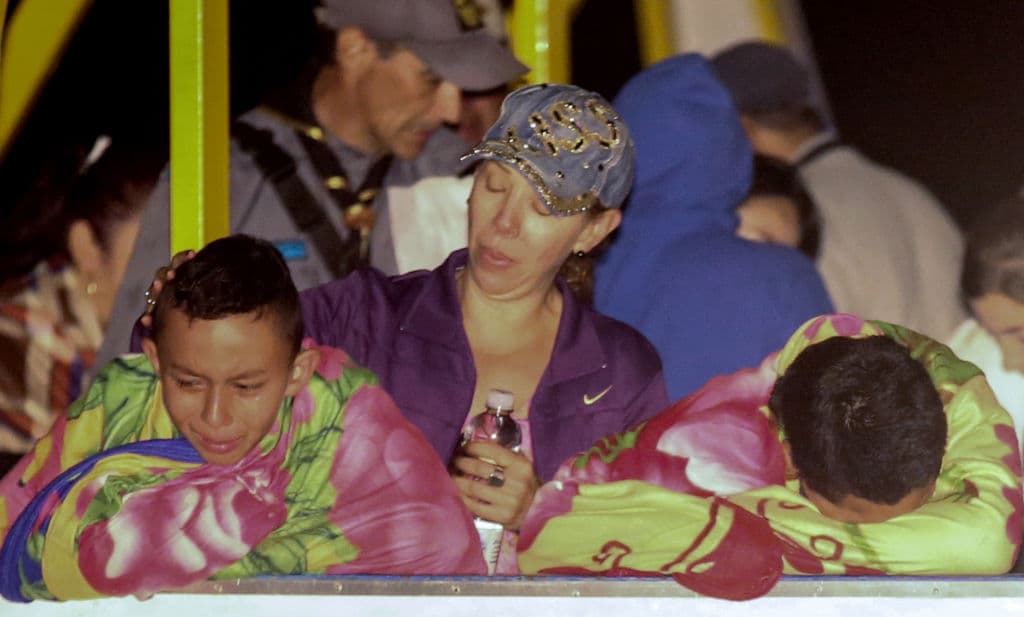 "Empezamos a sentir como si el barco se fuera a voltear", narró a medios locales Laura Baquero, sobreviviente del hundimiento, asegurando que los pasajeros no tenían chaleco salvavidas y que en el bote había "muchos niños", según recoge AFP.