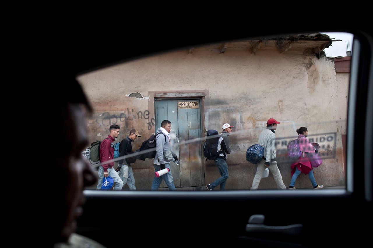 La mayoría de venezolanos que entraron en grupo a Ecuador como medida de protesta ante la decisión de ese país de exigir pasaporte seguían en otra lucha contra el reloj. Querían seguir avanzando a Perú y debían llegar antes del 25 de este mes, fecha en la que Perú comenzó a replicar la medida de pedir ese documento a los migrantes de Venezuela.