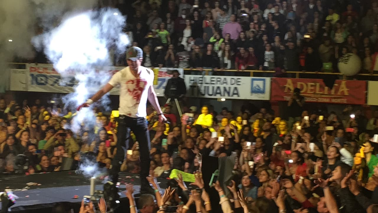 Según un comunicado de prensa, tras finalizar el show, Enrique fue trasladado a un hospital de Los Ángeles, en donde se le realizan los cuidados necesarios.