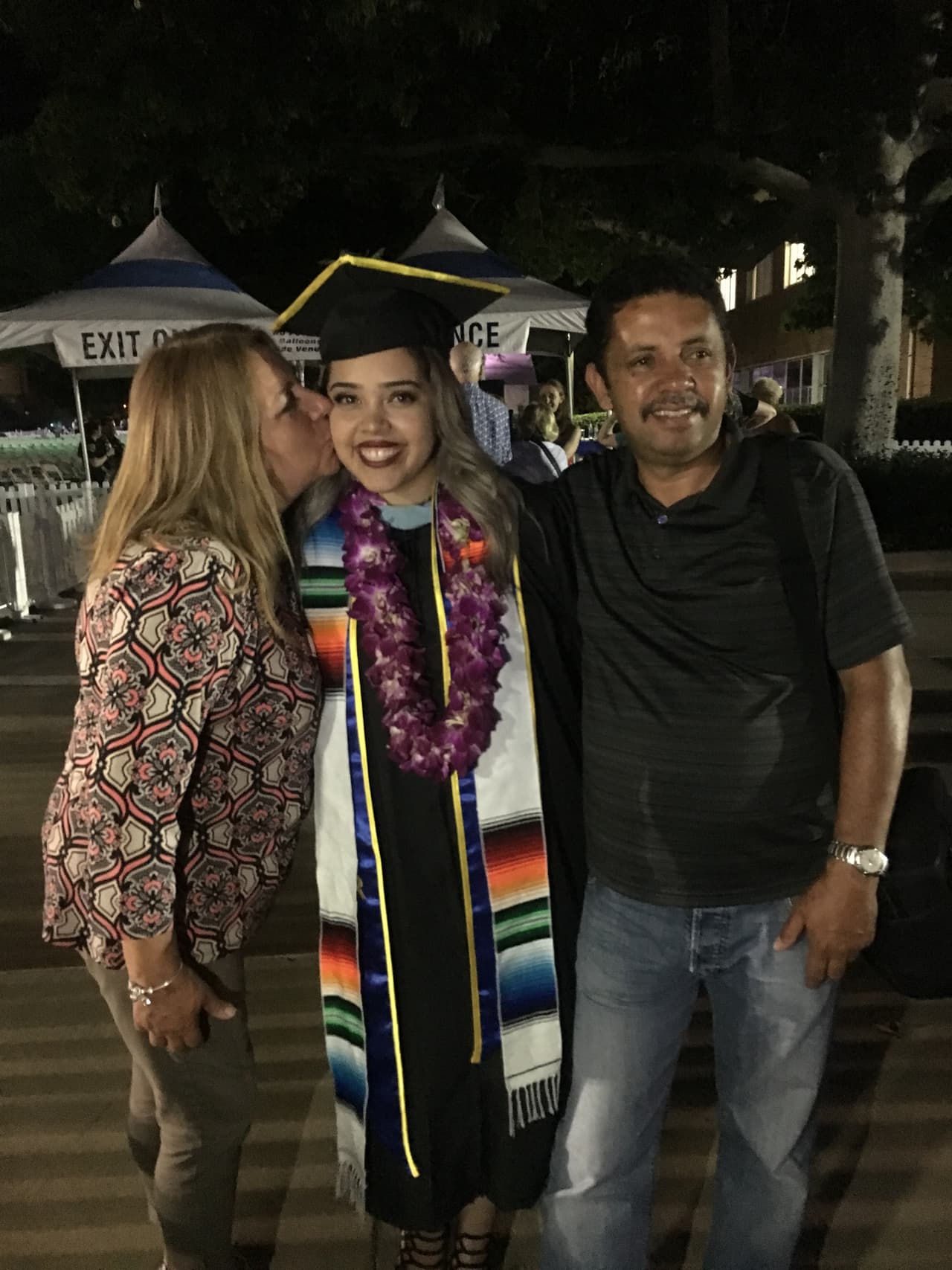 Carlos Alfaro y su esposa Guadalupe, ambos originarios de Michoacán, México, son los orgullosos padres de cinco hijas. La familia vive en San Bernardino, California y su historia de superación se ha vuelto viral luego de que su hija Gabby compartiera una carta que su papá escribió hace 17 años.