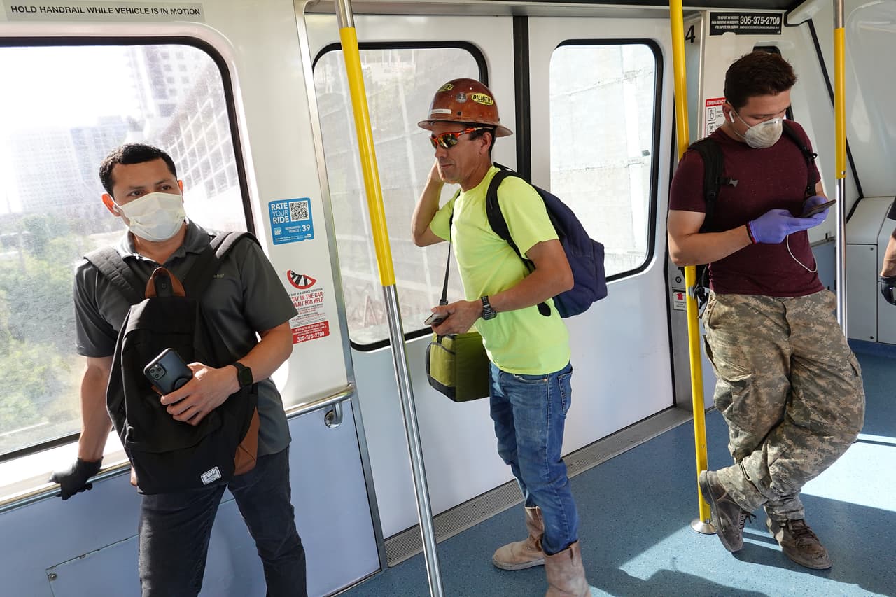 Otro punto importante es saber ponérsela y quitársela. Además, antes de ponerse una mascarilla, debe lavarse las manos con un desinfectante a base de alcohol o con agua y jabón.
<br>