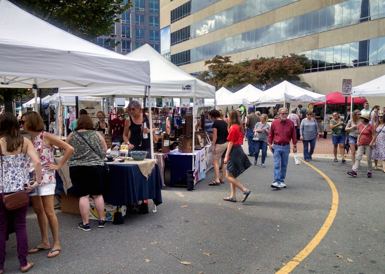 <b><a href="http://www.ashevilleartinthepark.com/?utm_source=www.visitnc.com&utm_medium=referral&utm_campaign=downstream" target="_blank">ASHEVILLE ART IN THE PARK (9 DE OCTUBRE)</a></b>: Disfrute del acceso a algunos de los mejores artistas del oeste de Carolina del Norte durante la serie de mercado Asheville Art in the Park. Si bien los artistas que exhiben en este evento son conocidos a nivel nacional, la mejor parte es que son locales. Asheville es un vibrante centro de actividad artística que irradia por toda el área.