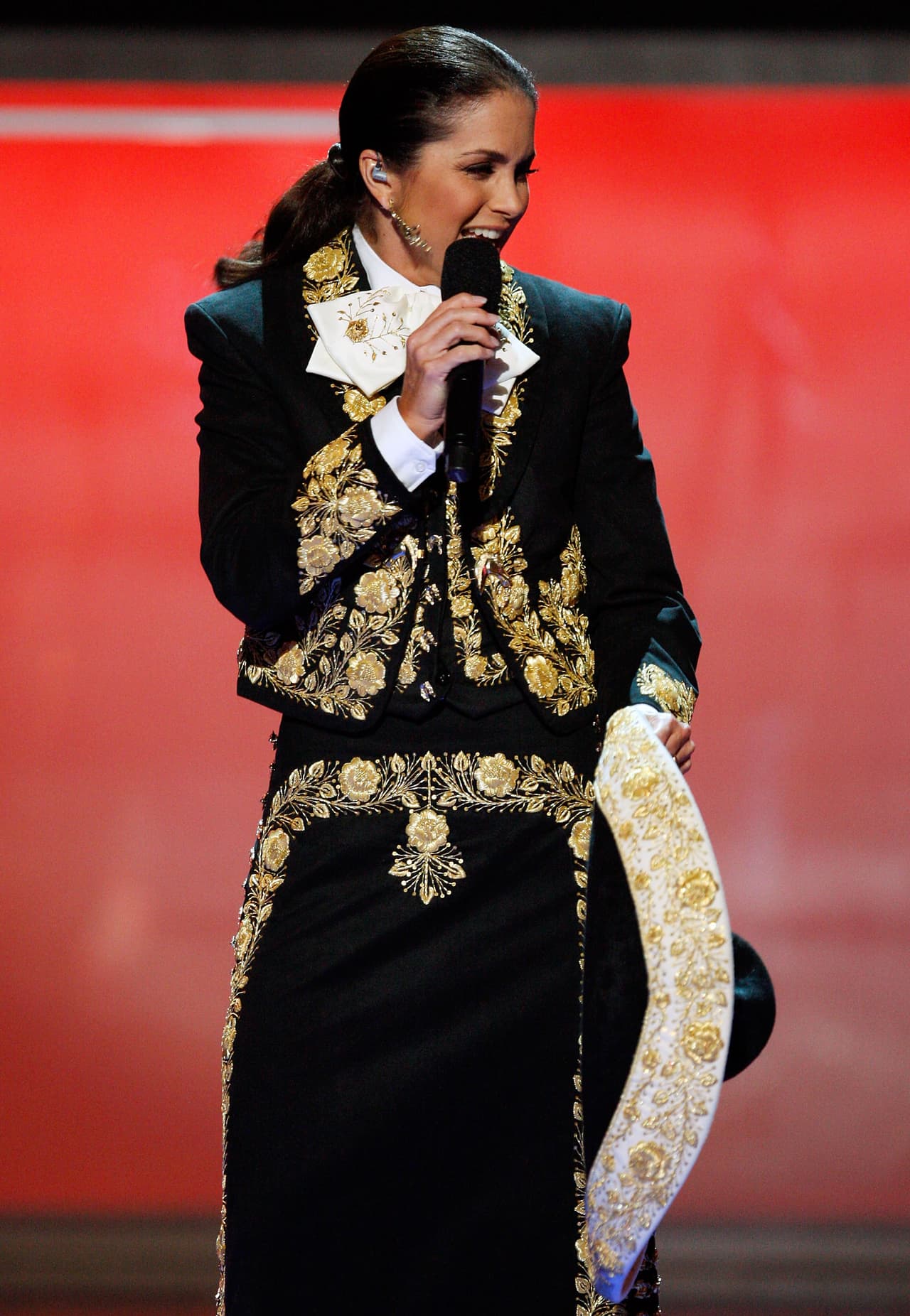 Sin duda, Lucero siempre nos ha sorprendido con la forma en que porta esta vestimenta, siempre orgullosa de sus raíces mexicanas.