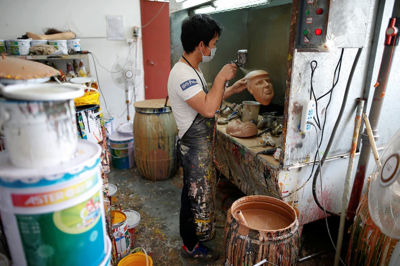 La cara de Trump, en pleno momento de coloreado.
