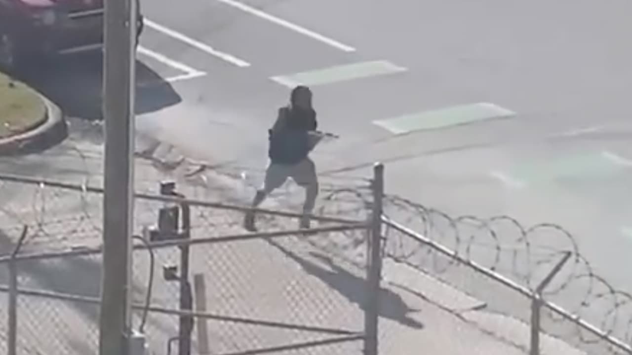 Era buscado por ser el presunto responsable de
<a href="https://www.univision.com/shows/la-voz-de-la-manana/arrestan-al-sospechoso-que-disparo-contra-tres-policias-durante-una-persecucion-en-houston-video">robar un taller de hojalatería</a> y pintura en el área Katy, Texas, donde robó tres escaners cotizadas en 18,000 dólares, un reloj de lujo de $10,000 y una guitarra valorada en $7,000.