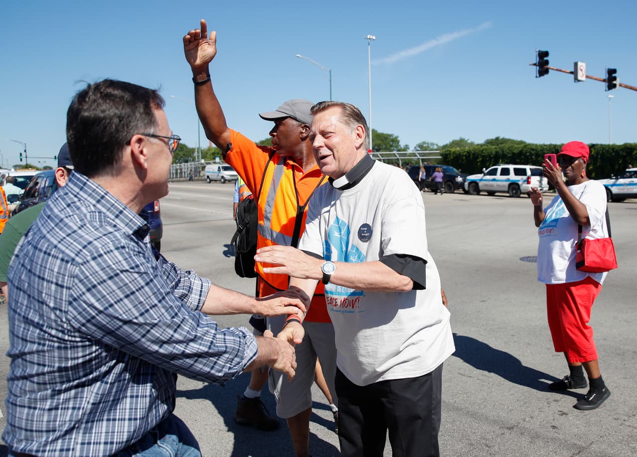 El reverendo Michael Pfleger fue uno de los principales organizadores de la protesta.