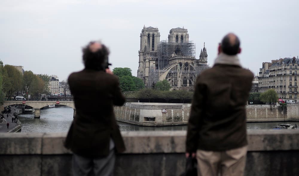 "Los trabajos para garantizar la seguridad en el interior de Notre Dame
<b> </b>de París durarán unas 48 horas más, lo que permitirá (...) a los bomberos entrar con el personal del ministerio de Cultura para rescatar las obras, que en gran parte no resultaron dañadas", añadió Nuñez. Varios turistas toman imágenes desde uno de los puentes sobre el Sena.
<br>
