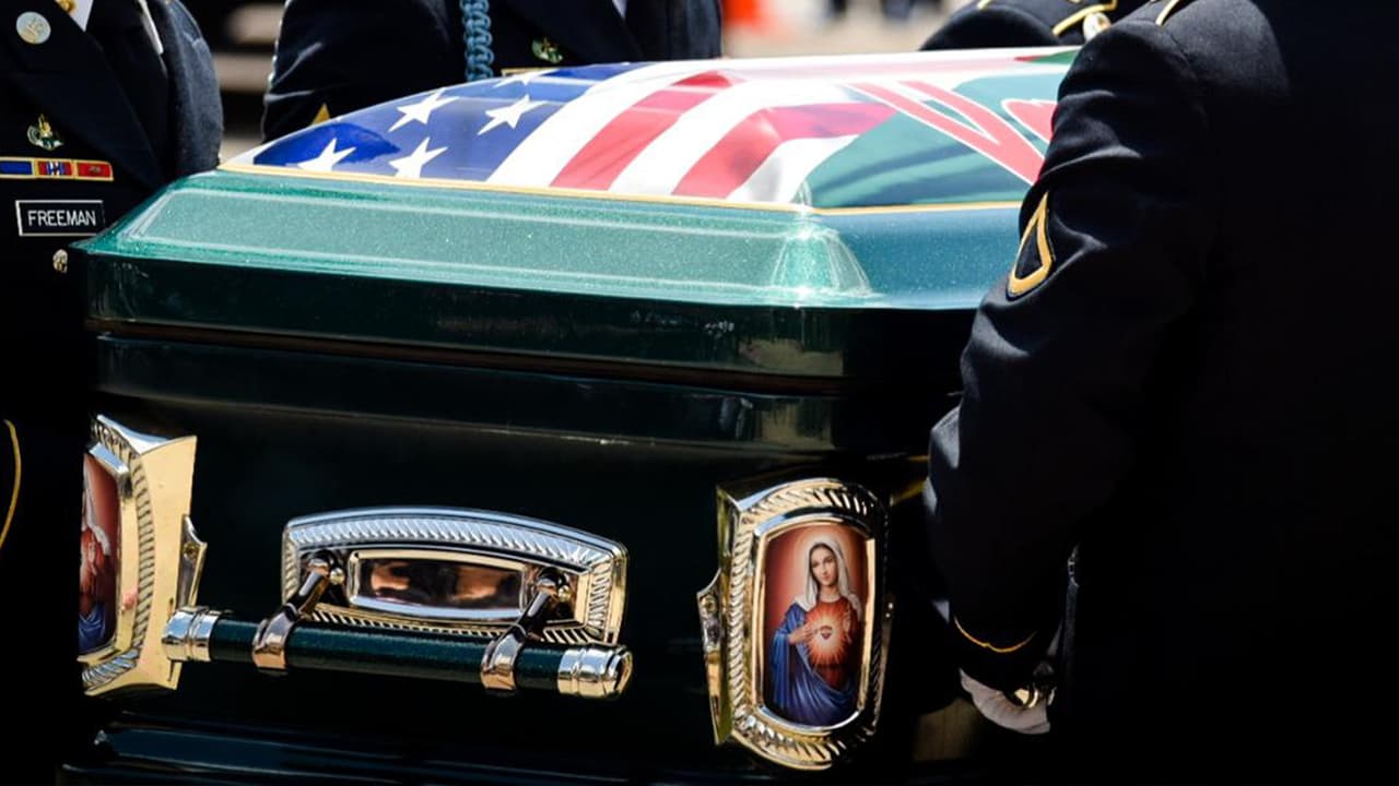 El ataúd de 
<b><a href="https://www.univision.com/local/houston-kxln/es-muy-dificil-que-yo-este-parada-en-un-memorial-para-mi-hermana-lupe-guillen-en-homenaje-a-vanessa-guillen-video">Vanessa</a></b> estaba decorado con detalles religiosos muy significativos para ella y su familia.