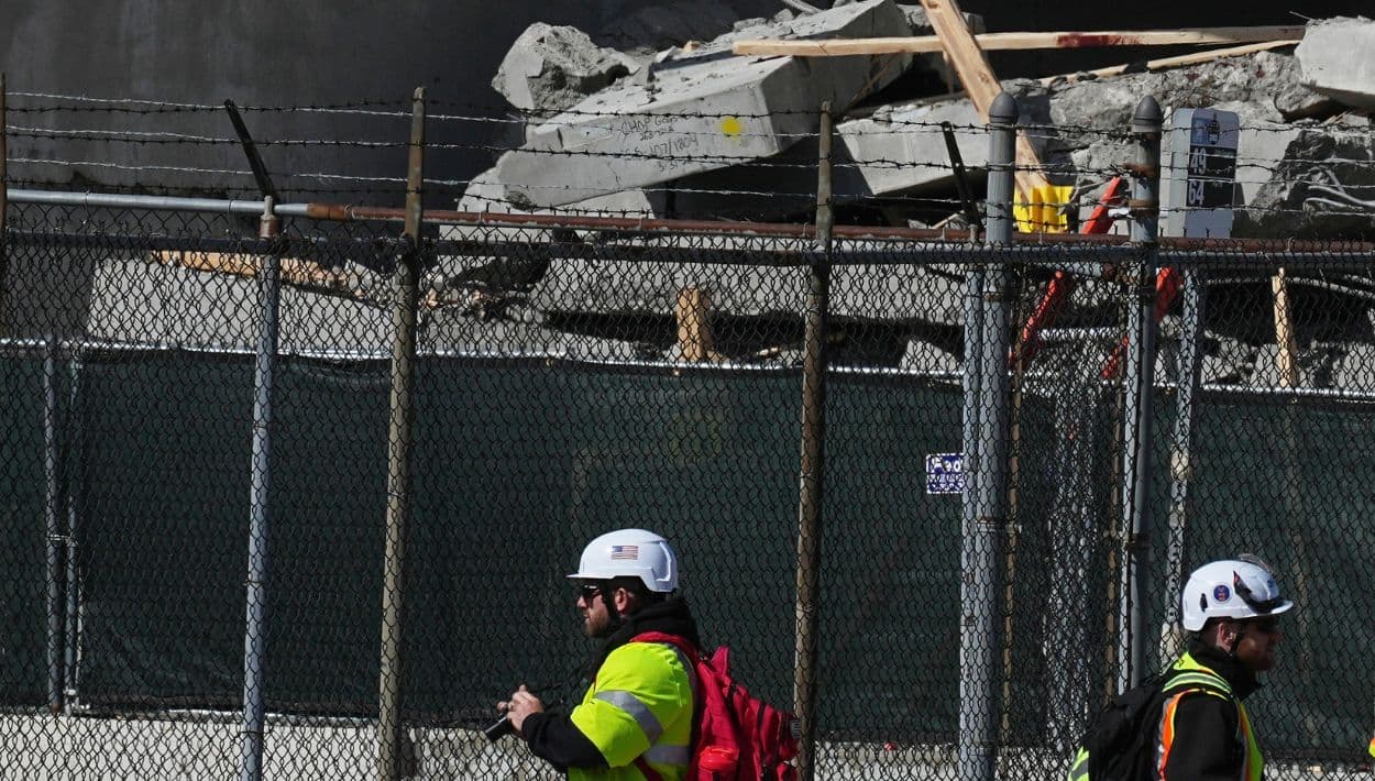 Los equipos de emergencia inspeccionan un estacionamiento parcialmente colapsado en Filadelfia, jueves 9 de abril de 2026.