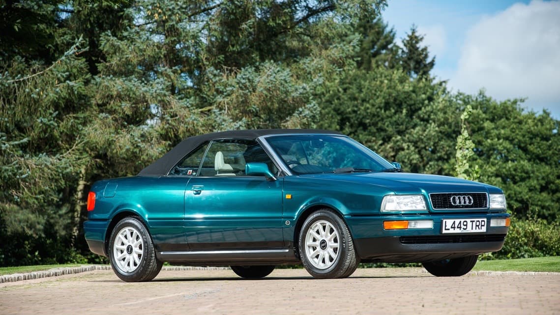 Esta imagen con la capota subida muestra la belleza que caracterizó a todos los modelos de la línea Audio 80, especialmente al Cabriolet.