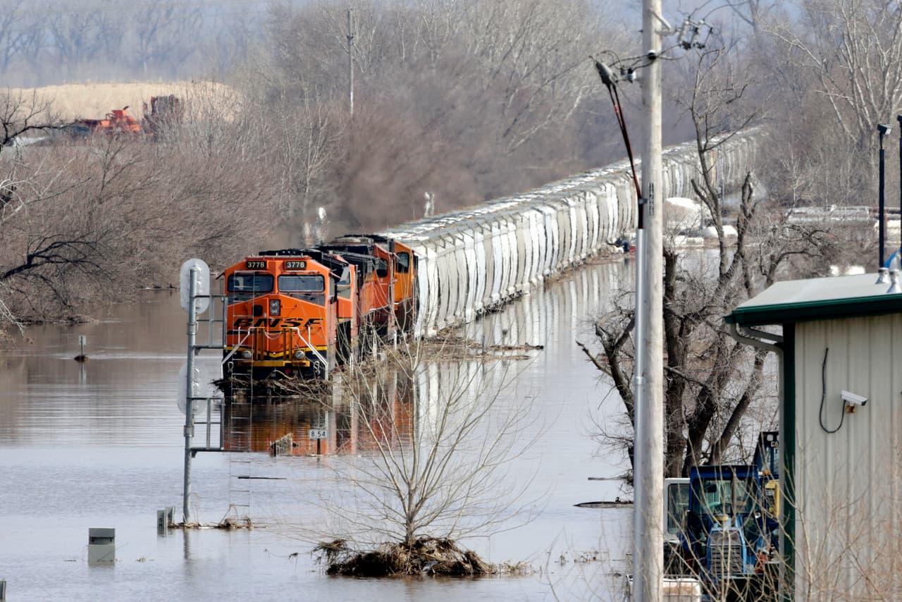 El tren quedó varado en medio de la inundación provocada por el crecimiento del río Platte, en Nebraska.