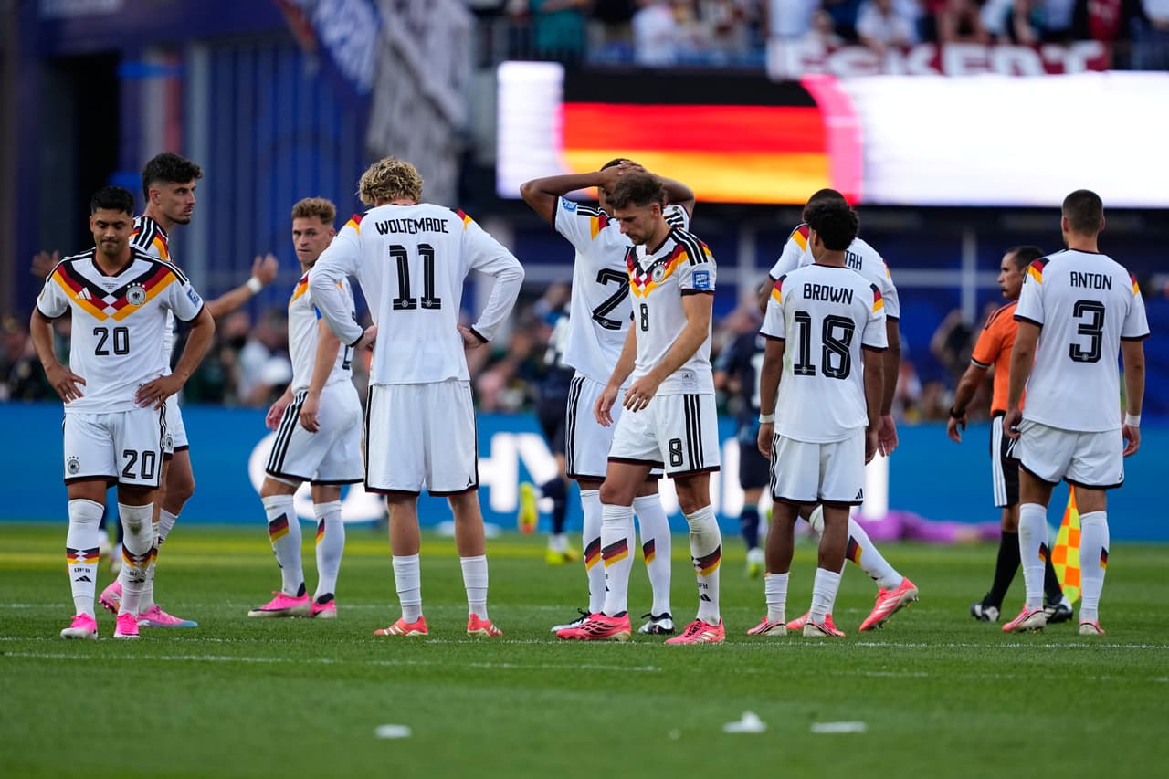 Los jugadores de Alemania se muestran abatidos al finalizar el partido de dieciseisavos de final de la Copa del Mundo entre Alemania y Paraguay en Foxborough, Massachusetts, cerca de Boston, el lunes 29 de junio de 2026.
