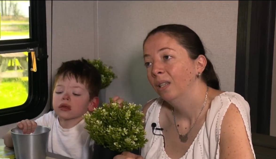 "Es una enfermedad degenerativa 
<b>en la que puede ocurrirle la muerte mientras convulsiona"</b>, dice Morales desde un camper en Miami, Florida, lugar al que llegaron desde México para que el niño reciba la mejor atención médica posible. 
<br>