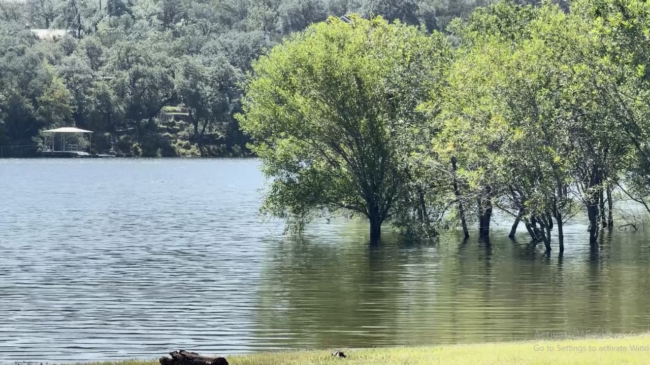 Equipos de emergencia realizaron una búsqueda en Lake Travis luego de que un nadador desapareció bajo el agua cerca de Waterford Marina.