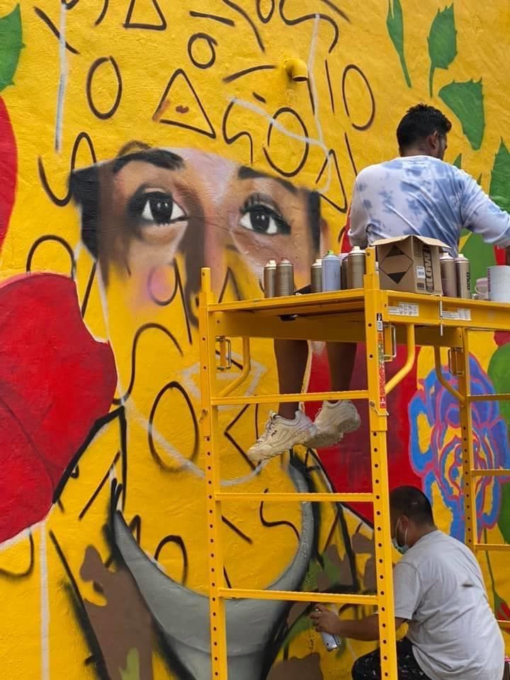 El mural muestra la imagen de Vanessa Guillen vestida con su uniforme de soldado.
<br>
<br>