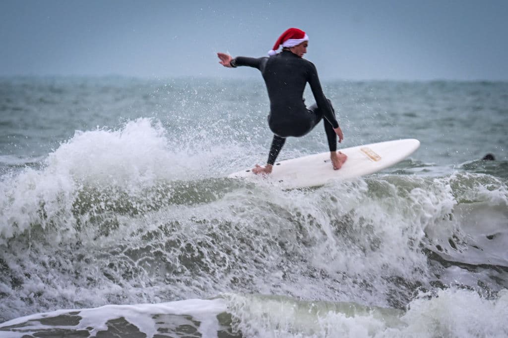 Hubo surfers más arriesgados que otros, pero todos se aseguraron de llevar el típico gorro de Santa Claus.