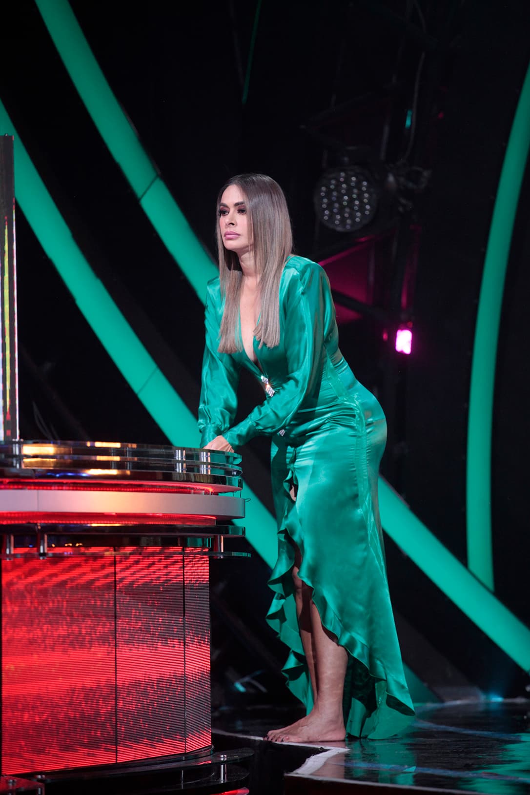 Aún a pesar de haberse quitado los zapatos (y sentir el frío del piso del foro de televisión) a la presentadora de 45 años aún le dolían los pies.