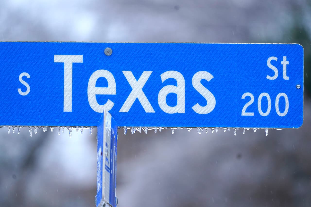 Un letrero cubierto de hielo en Richardson, Texas, el 3 de febrero. Este estado tuvo cerca de 70.000 cortes de energía el jueves por la mañana, mucho menos de los más de cuatro millones de hogares apagados que paralizaron al estado en febrero de 2021, uno de los peores apagones en la historia de Estados Unidos.
<br>