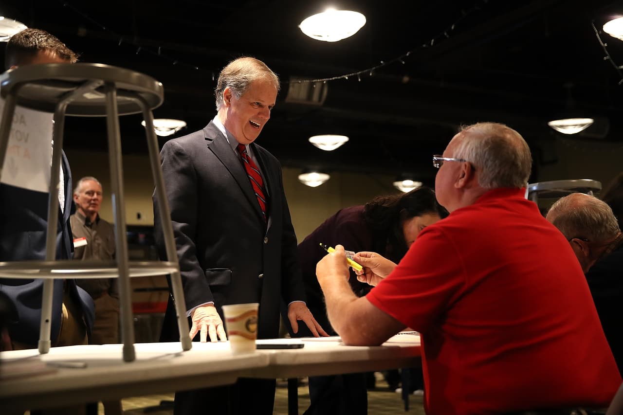 El candidato demócrata Doug Jones votó en la ciudad de Brookwood. Los últimos días de la campaña de Jones se centro en el escándalo de abusos sexual de su contrincante, que nunca perdió el apoyo del presidente Donald Trump.