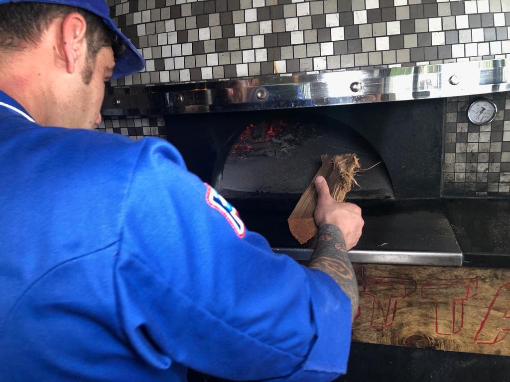 El otro secreto está en cocinarla en un horno con trozos de madera.
