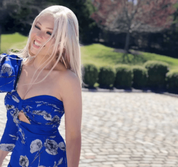 Esta fue la primera ocasión en la que la intérprete de 'Amor a la mexicana' se ha mostrado con una melena totalmente rubia platinada.