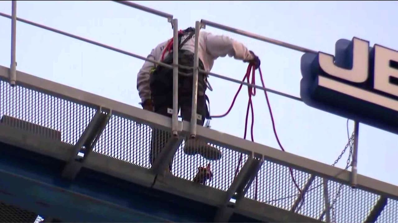 Bomberos rescatan a operador de grúa tras emergencia a 220 pies en Fort Worth