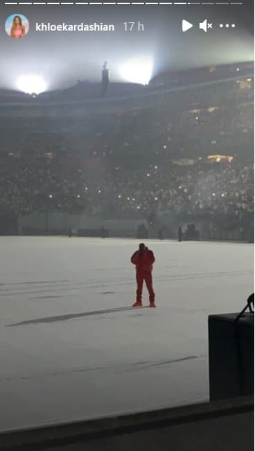 West apareció completamente vestido de rojo con un pasamontañas cubriendo su rostro. Al interpretar el tema 'Love Unconditionally', canción que trata sobre el proceso por el que atraviesa, se hincó y comenzó a llorar repitiendo: "Estoy perdiendo a mi familia", reportó 
<b><a href="https://www.20minutos.es/noticia/4773812/0/kanye-west-rompe-a-llorar-al-decir-que-esta-perdiendo-a-su-familia-durante-estreno-de-su-nuevo-tema/?autoref=true" target="_blank">20 Minutos.</a></b>