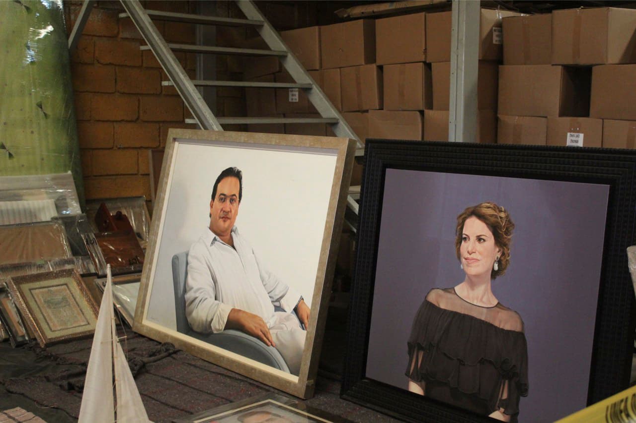 Algunos de los artículos encontrados en la bodega, como sillas de ruedas y útiles escolares, presuntamente pertenecían a programas sociales del estado de Veracruz.