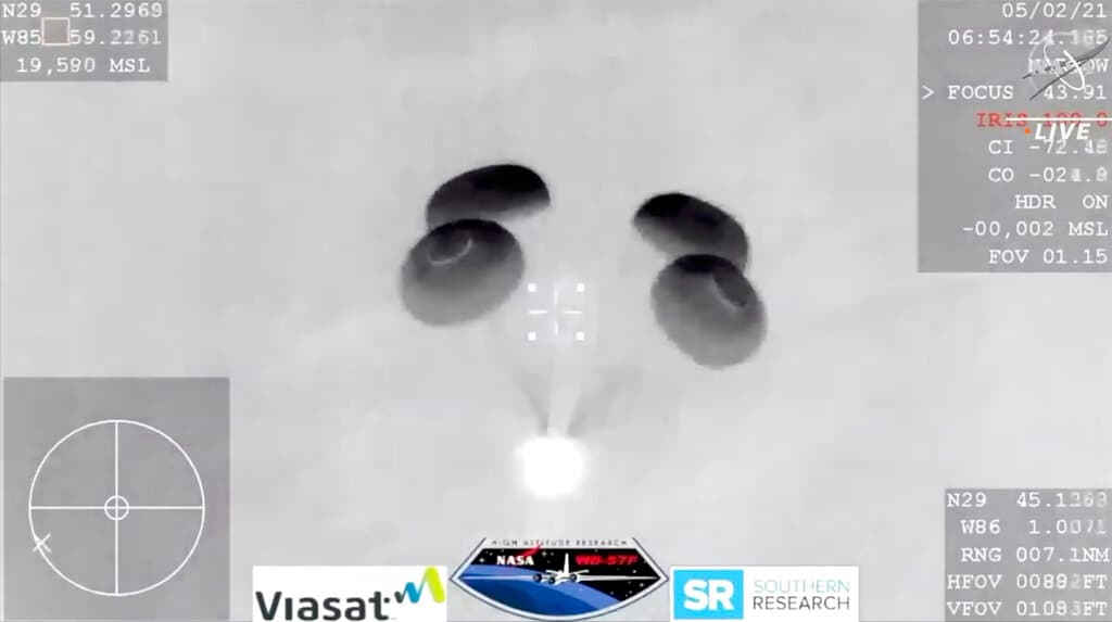 Este ha sido el primer amerizaje nocturno de una nave tripulada en Estados Unidos desde la misión lunar del Apolo 8. En la imagen, tomada de la transmisión en vivo de la NASA, se aprecia la cápsula Dragon sostenida por los paracaídas poco antes de impactar en el Golfo de México, justo antes de las 3 de esta madrugada.