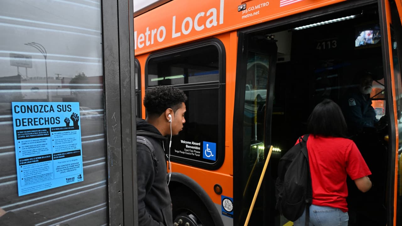 Metro reincorpora a conductores despedidos que prometieron proteger a inmigrantes de agentes de ICE