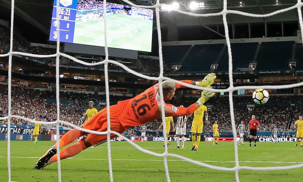 De 2008 a 2010 estuvo en las inferiores del PSG hasta que lo subieron al primer equipo como tercer portero.
<br>