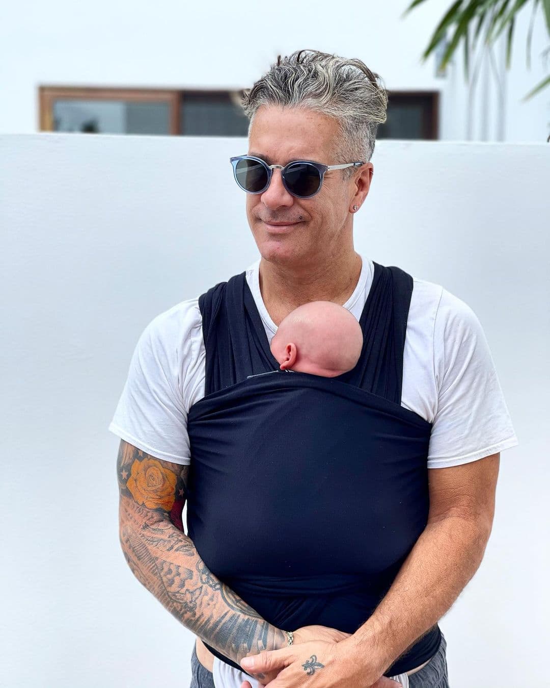 Tras el nacimiento de su hijo menor, 
<b>manifestó su deseo a que Ángel Gabriel conociera a su hermano </b>y lo invitó públicamente a su casa en Tulum para que pasaran tiempo juntos.