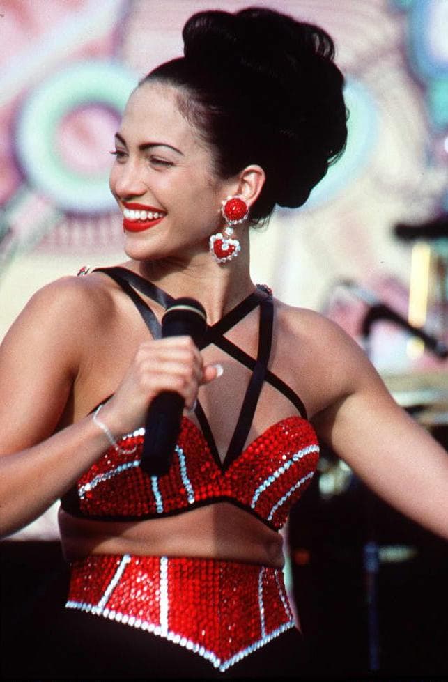 La también actriz nació el 24 de julio de 1969 y a sus 52 años, luce igual de guapa que cuando interpretó a 
<b>Selena</b> en 1997.