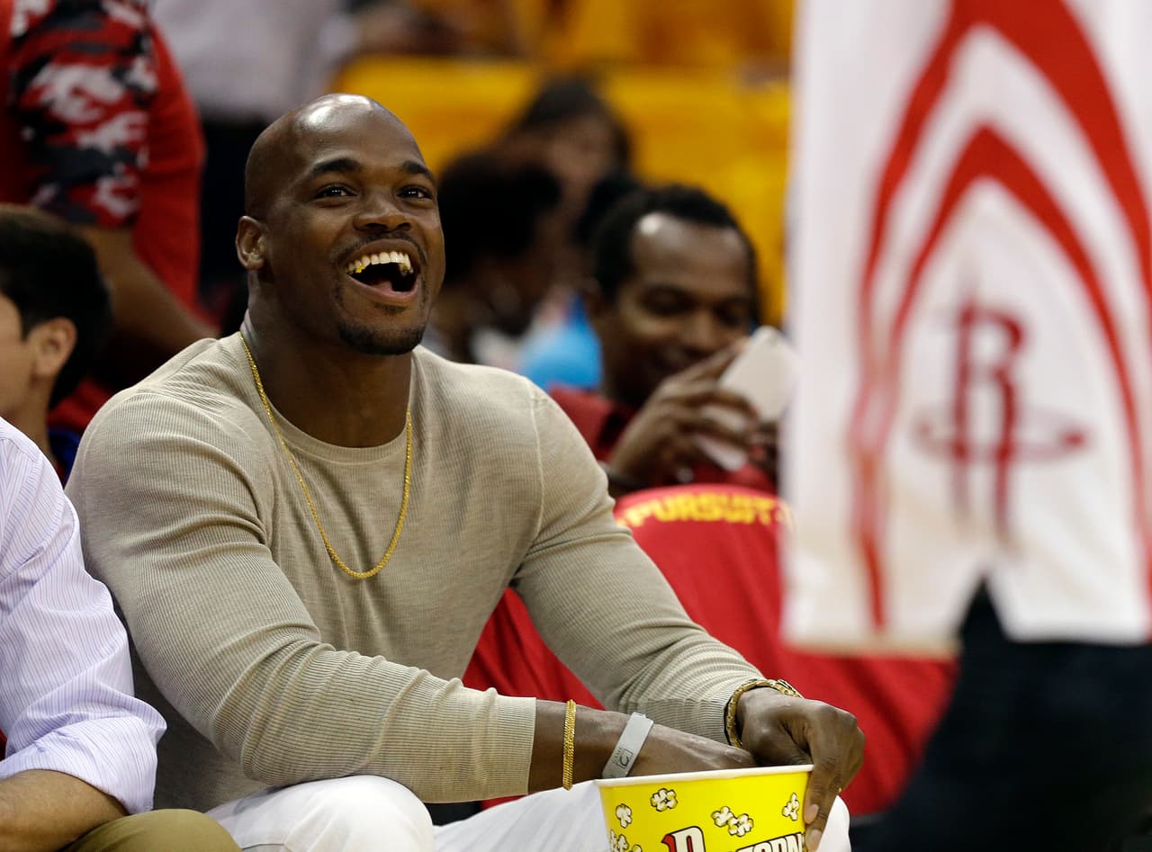 Solamente pagó una multa pequeña y 80 horas de servicio comunitario, por lo que ahora un 13% más de gente lo odia.