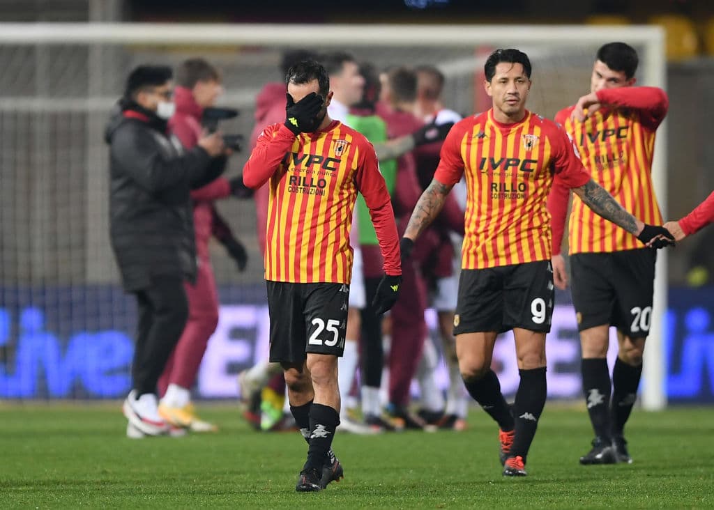 Milan se impuso al Benevento por 2-0. Sin sus estrellas, los ‘rossoneros’ triunfaron con goles de Frank Kessié y Rafael Leao y ya es líder de la Serie A.