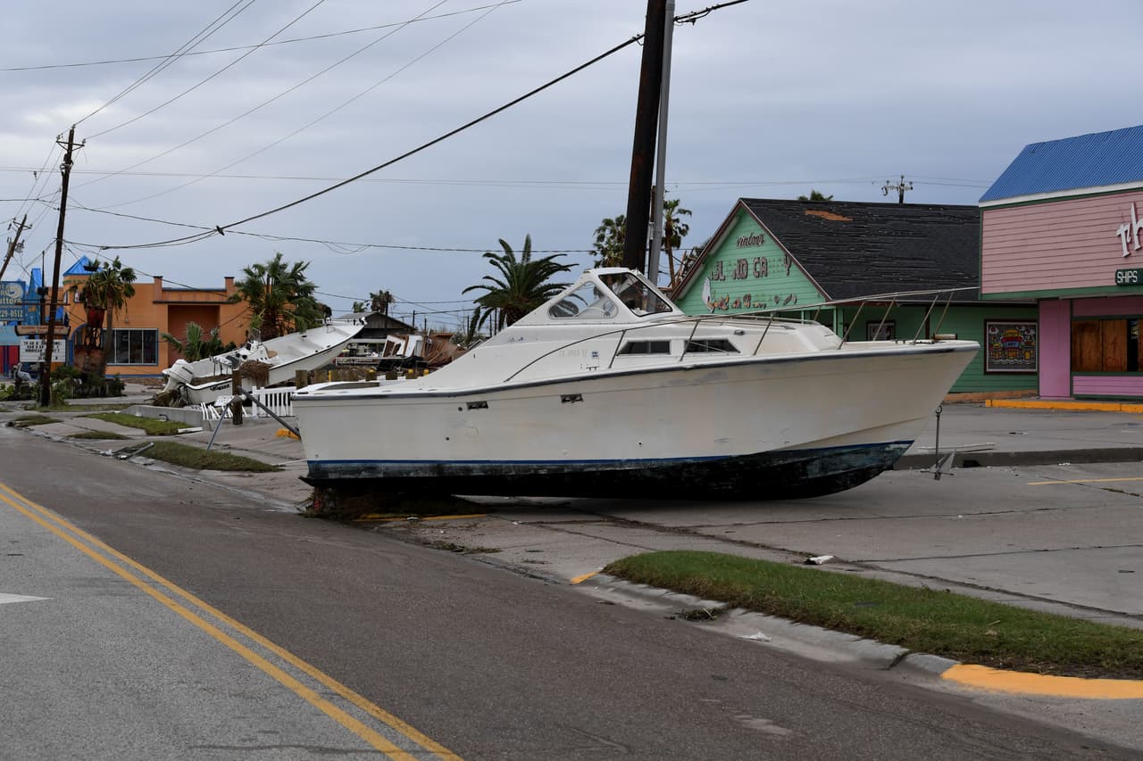 Un bote empujado por la fuerza de harvey fuera del agua en Port Aransas.