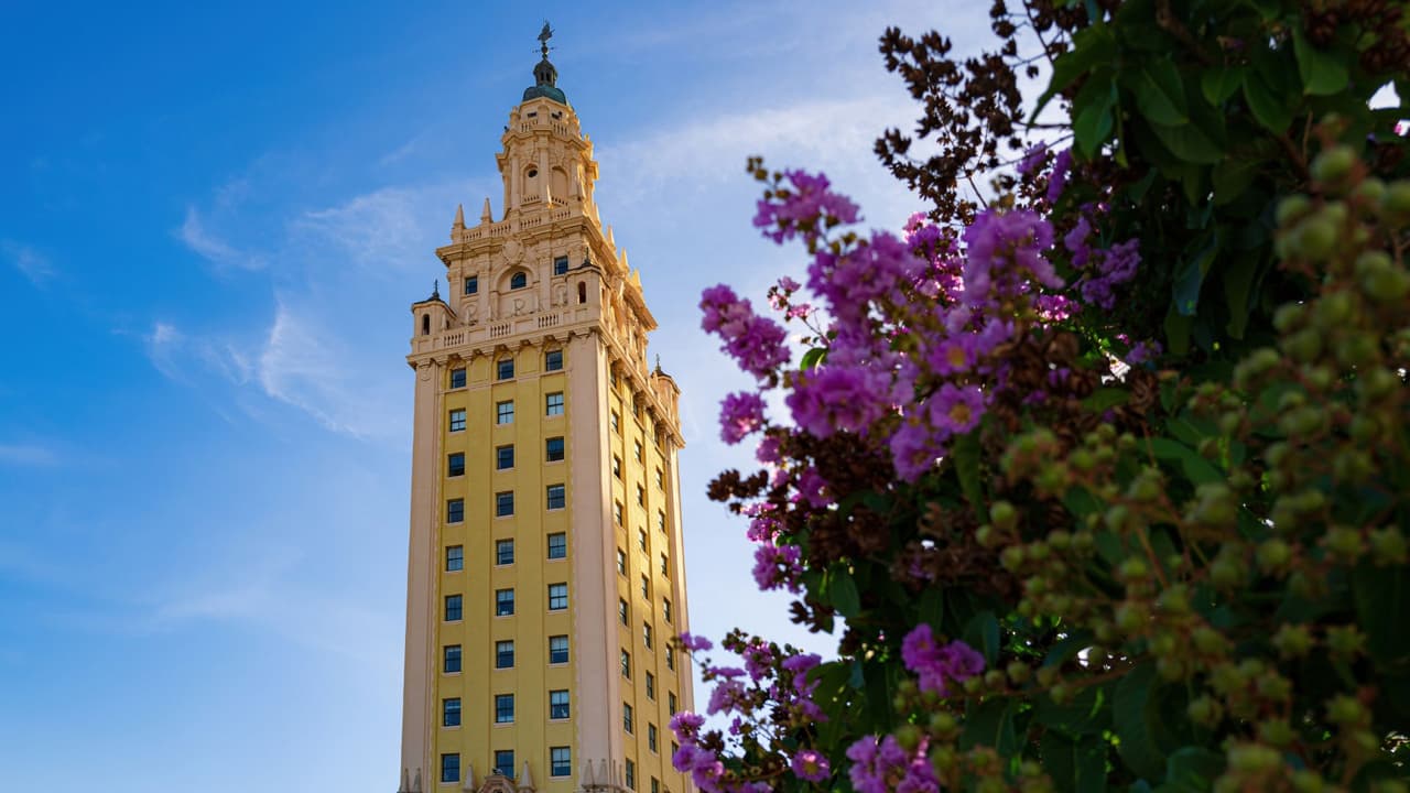 La Torre de la Libertad recibió a miles de refugiados cubanos y se convirtió en uno de los principales símbolos del exilio cubano en Miami.