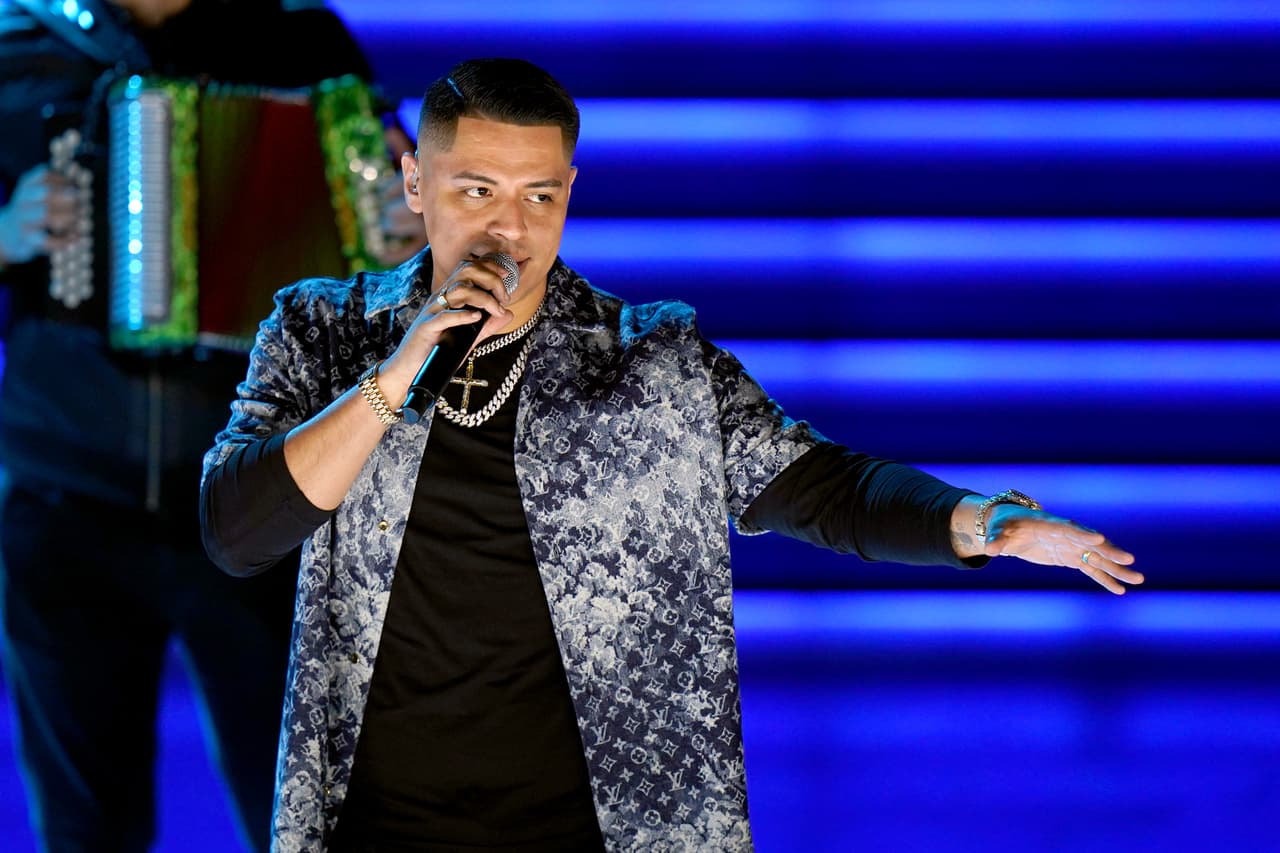 Eduin Caz, el líder de Grupo Firme, ha expresado su gran felicidad por ser parte, junto con su agrupación, de esta gran noche. No te pierdas cada detalle de Premio Lo Nuestro a partir de las 7P/6C con el arranque de Noche de Estrellas y una hora después con la edición 33 de esta fiesta.