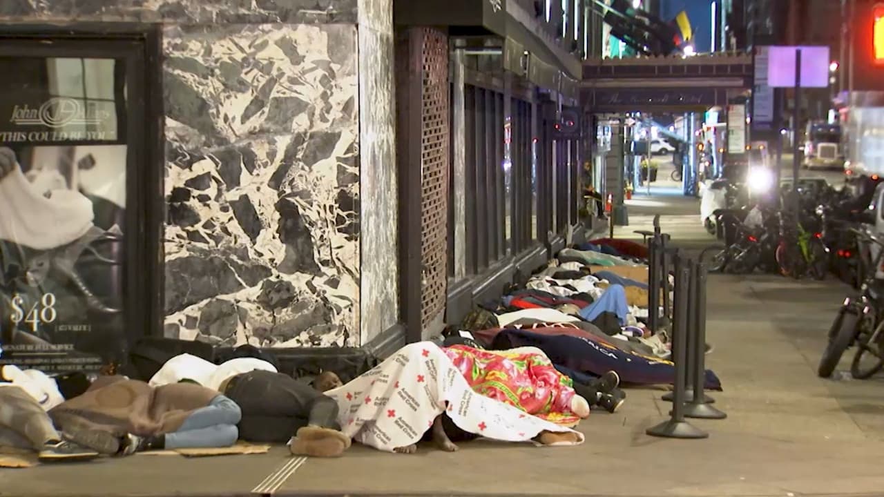 Cientos de inmigrantes 
<a href="https://www.univision.com/local/nueva-york-wxtv/inmigrantes-duermen-en-la-calle-ante-falta-de-espacios-en-refugios-de-nueva-york-video">han invadido los alrededores del hotel Roosevelt</a>, en Manhattan.
<br>