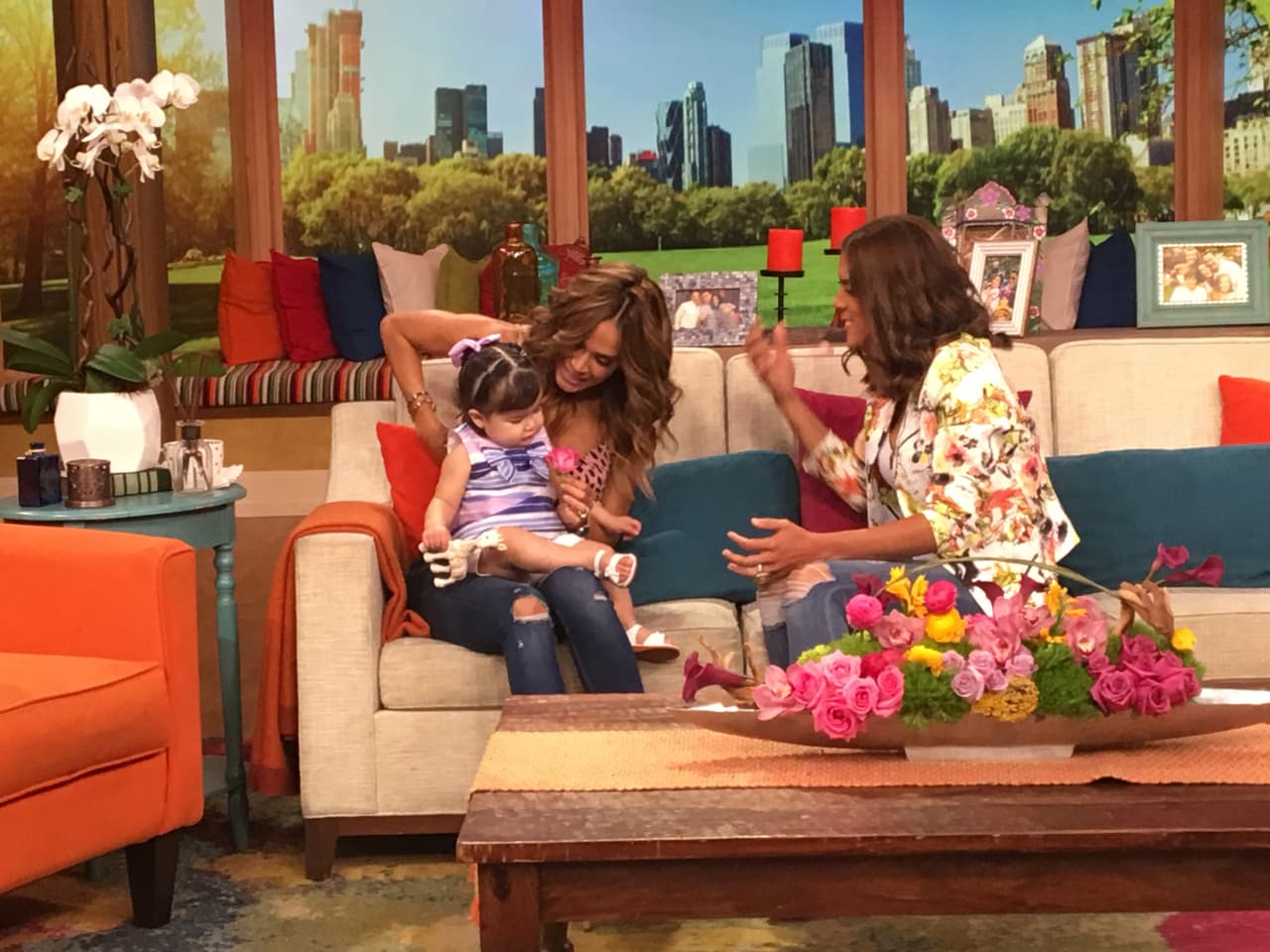 La tía Karla y Francisca fascinadas con sus bellas risitas.