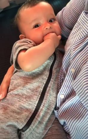 En brazos de su mamá, Gael también estaba muy atento a todo lo que pasaba a su alrededor.