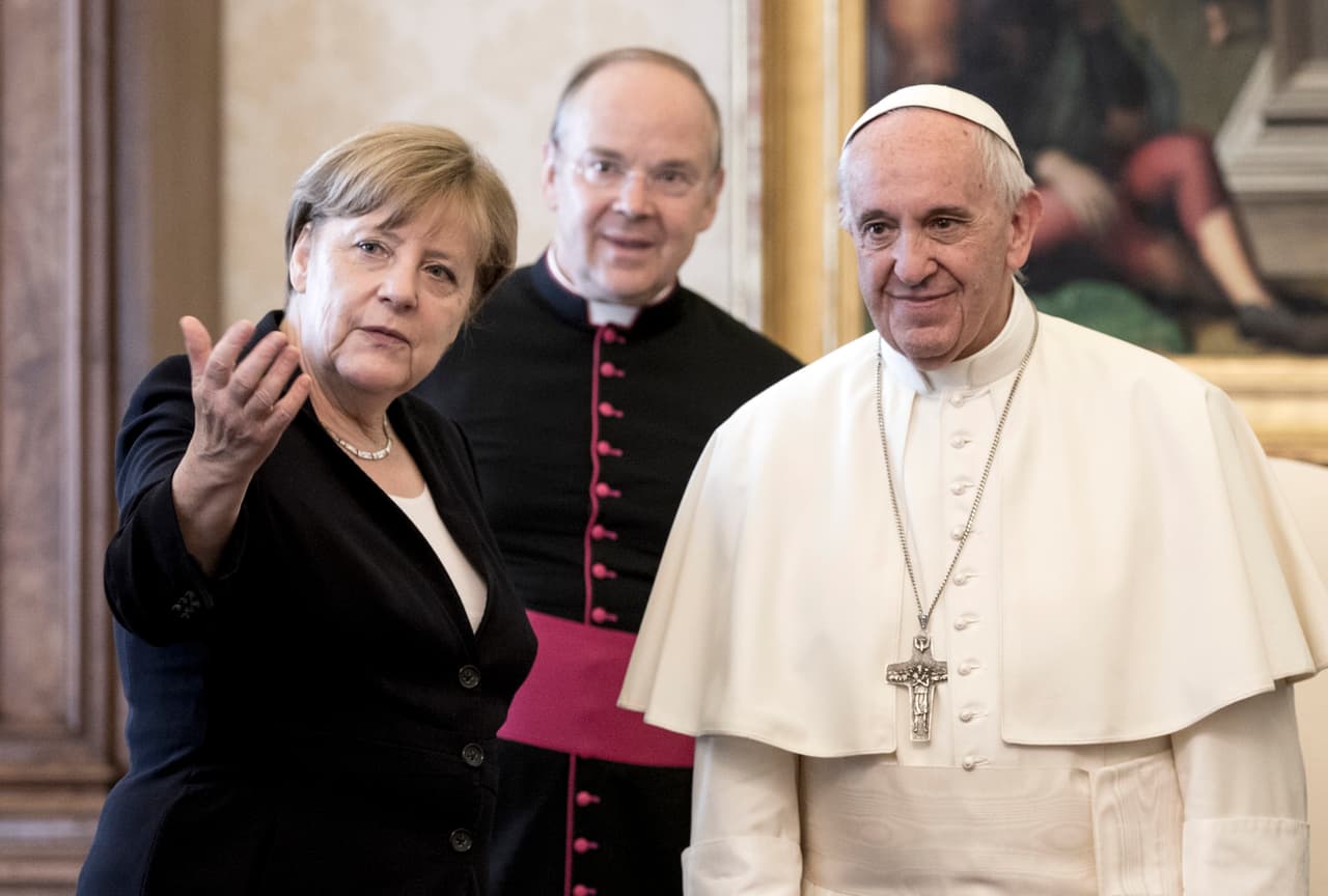 Estas normas, sin embargo, a veces son obviadas. En la visita oficial de la canciller alemana Ángela Merkel a Francisco en 2017 la mandataria optó por no llevar la cabeza cubierta. Tampoco lo hizo Michelle Bachelet cuando visitó a Francisco en 2015 siendo presidenta de Chile.